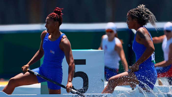 Canoí­stas cubanas Katherin Nuevo y Yarislidys Cirilo en la final del C-2 a 500 metros en Tokio 2020.