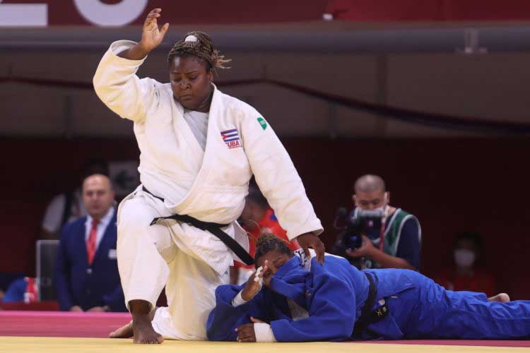 Idalys Ortiz, de Cuba, vence a Rochele Nunes, de Portugal, en +78 kig del judo en Tokio 2020.