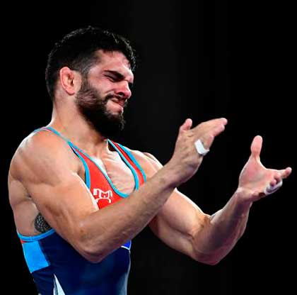Luis Orta celebra el oro olímpico en los 6 kg de la lucha grecorromana. Luis Orta celebra el oro olímpico en los 6 kg de la lucha grecorromana.