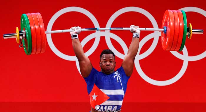 Pesista cubano Olfides Sáez, 96 kg, en Tokio 2020. Pesista cubano Olfides Sáez, 96 kg, en Tokio 2020.