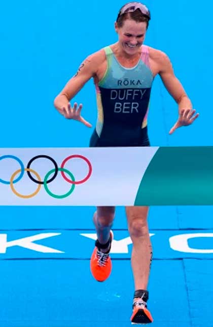 Flora Duffy llega a la meta del triatlón, con la primera medalla de oro de Bermudas en Juegos Olímpicos. Flora Duffy llega a la meta del triatlón, con la primera medalla de oro de Bermudas en Juegos Olímpicos.
