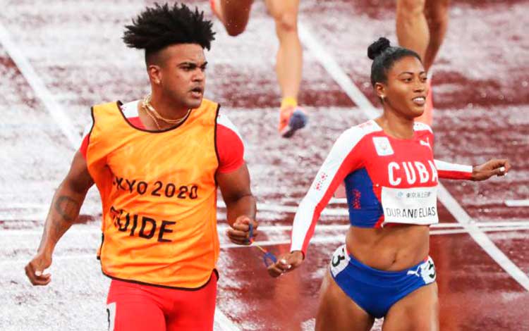 Omara Durand, junto a su guía Yuniol Kindelán, gana el oro en los 100 m de la categoría T12 del atletismo en los Juegos Paralímpicos de Tokio 2020. 