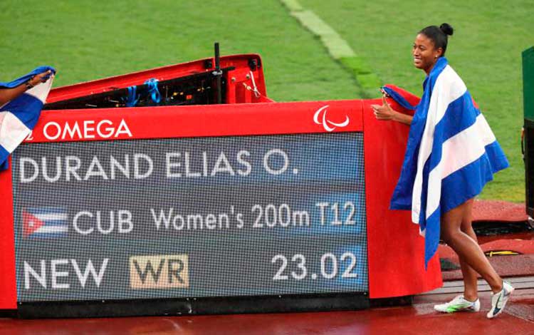 Omara Durand junto a la pizarra que marca su récord mundial en los 200 m categorí­a T12, implantado en los Juegos Paralí­mpicos Tokio 2020.
