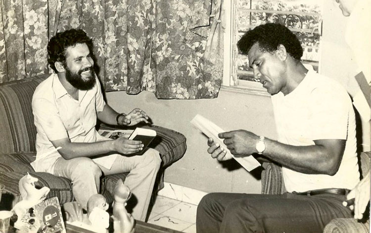 Periodista Osvaldo Rojas Garay y el pelotero cubano Antonio Muñoz. Periodista Osvaldo Rojas Garay y el pelotero cubano Antonio Muñoz.