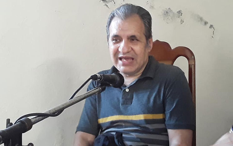El periodista y escritor Osvaldo Rojas Garay durante la presentación de los libros Casos y cosas del deporte y Huelga. Estrella fugaz, a cargo de José Antonio Fulgueiras, en la Feria del Libro de Villa Clara 2022.