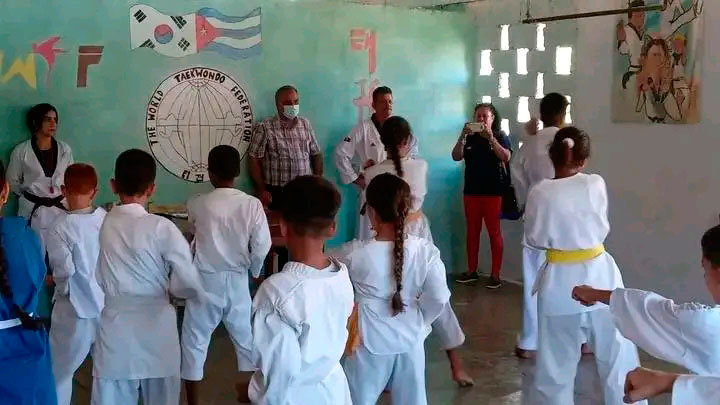 Encuentro con alumnos en área de entrenamiento deportivo.