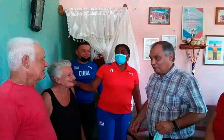 Presidente del INDER visita a los abuelos del pelotero Christian Rodríguez, integrante del equipo Cuba Sub 23. Presidente del INDER visita a los abuelos del pelotero Christian Rodríguez, integrante del equipo Cuba Sub 23.