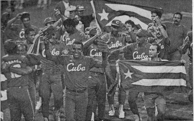 El equipo de béisbol ganó el título en la primera
incursión del deporte de las bolas y los strikes en el programa
oficial de las citas estivales. (Foto: Tomada de Internet). Héctor Milián, primer luchador cubano que conquistó una medalla de oro olímpica. (Foto: Internet).