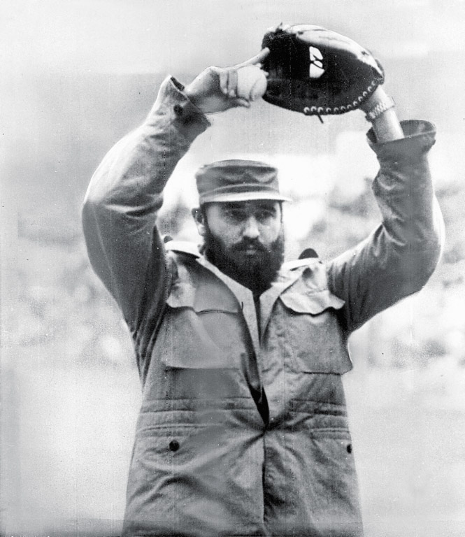 Fidel Castro Ruz lanzando una pelota de béisbol en la inauguración del Mundial Juvenil de Béisbol, el 13 de agosto de 1961. Fidel Castro Ruz lanzando una pelota de béisbol en la inauguración del Mundial Juvenil de Béisbol, el 13 de agosto de 1961.