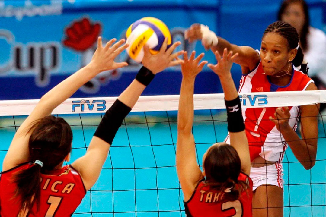 Yumilka Ruiz (a la derecha) en una acción de ataque. (Foto: Tomada de Internet)