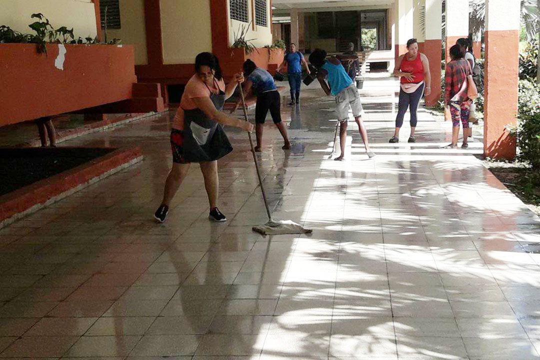 Labores de limpieza en la EIDE Héctor Ruiz.