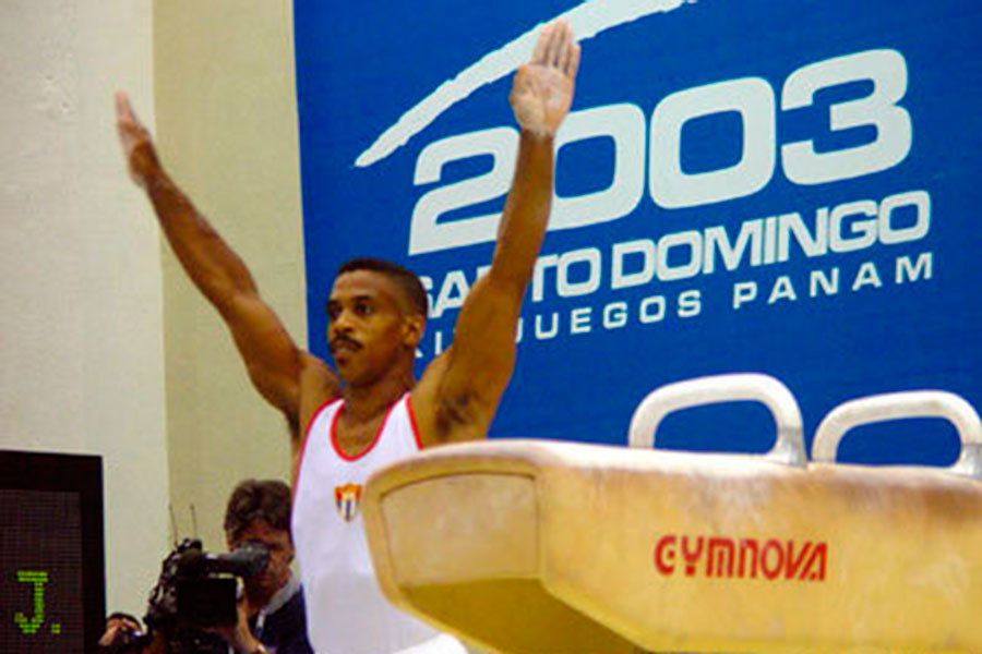 Gimnasta cubano Erick López en los Juegos Panamericanos de Santo Domingo 2003.