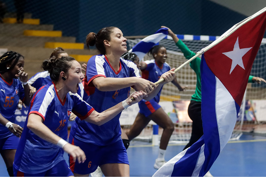 Equipo de balonmano celebra victoria contra Puerto Rico en la final de San Salvador 2023.