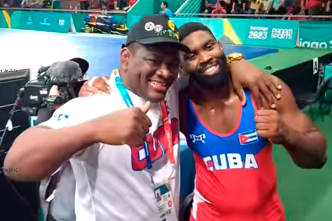 Mijaín López celebra la victoria de Oscar Pino en 130 kg de la lucha greco.