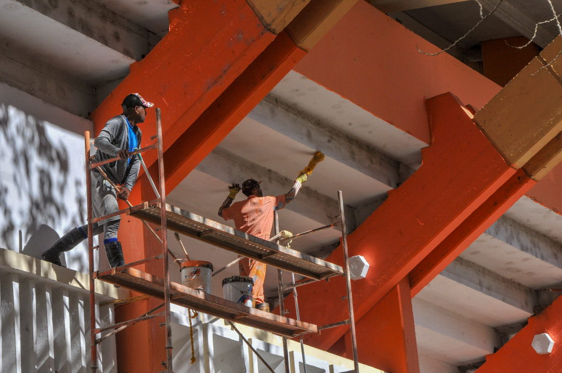 Labores de reparación en el estadio Augusto César Sandino.