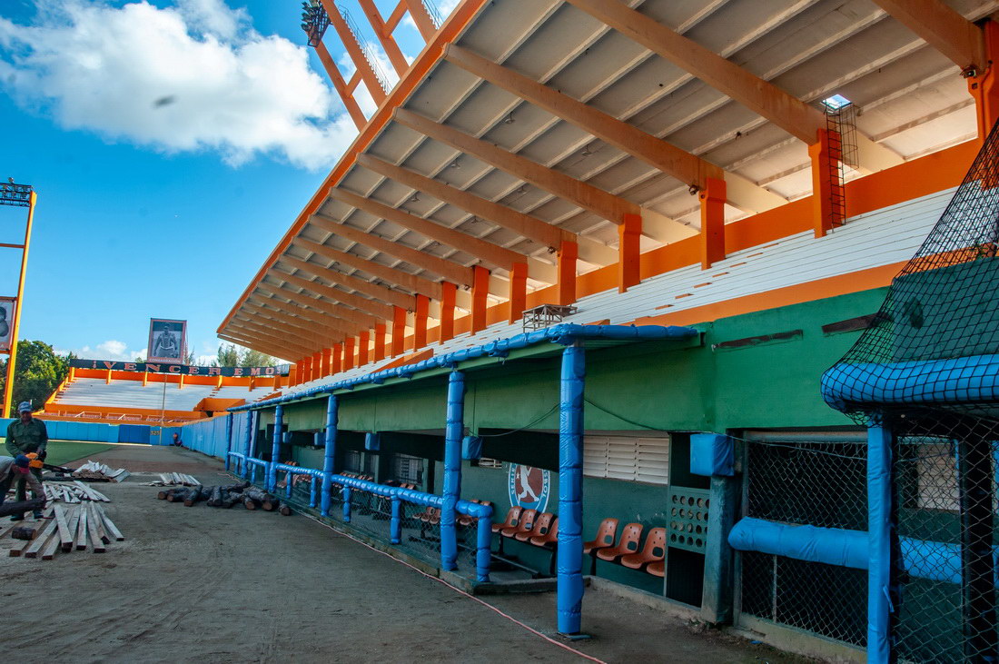Labores de reparación en el estadio Augusto César Sandino.