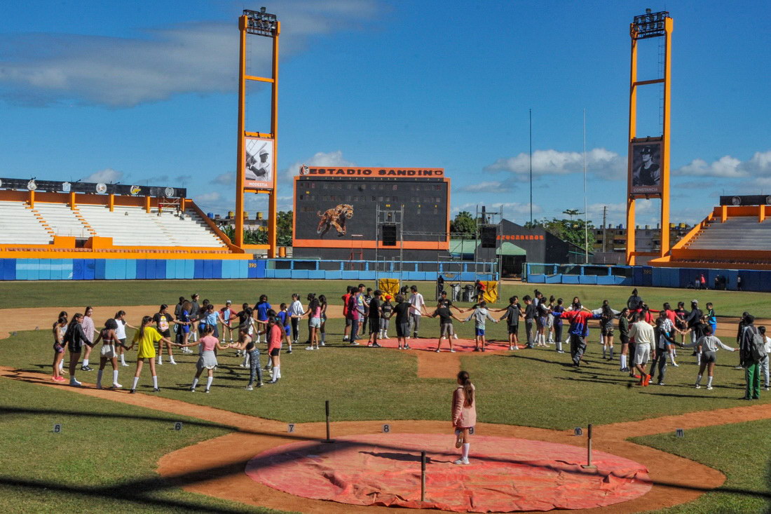 Labores de reparación del estadio Augusto César Sandino.
