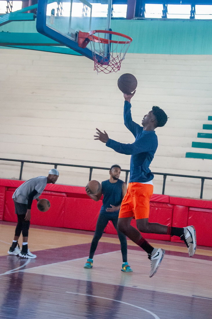 Prácticas de baloncesto en la Sala Amistad, de Santa Clara.