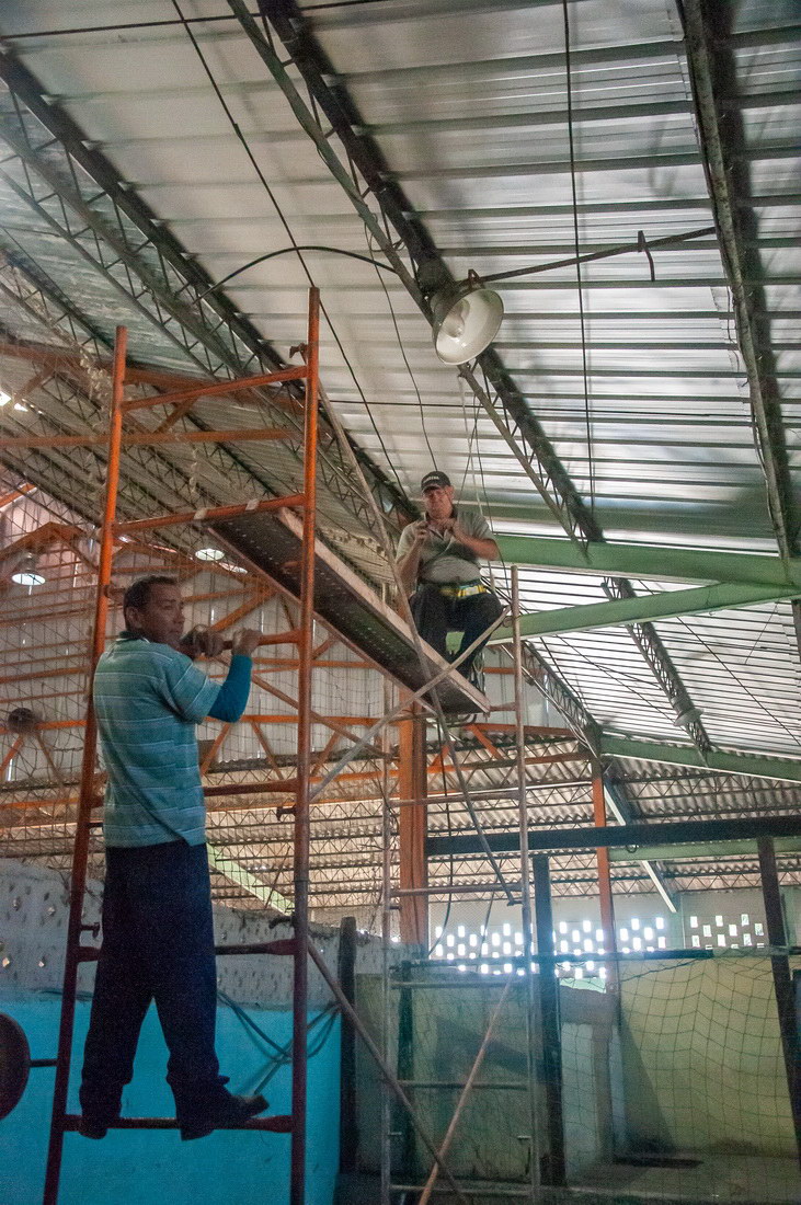 Labores de reparación en la sala polivalente Eduardo García, de Santa Clara.