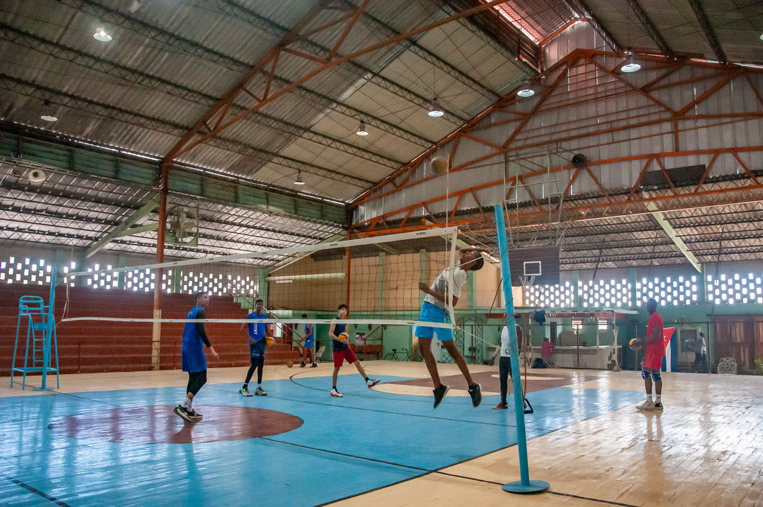 Práctica de voleibol en la sala polivalente Eduardo García, de Santa Clara.