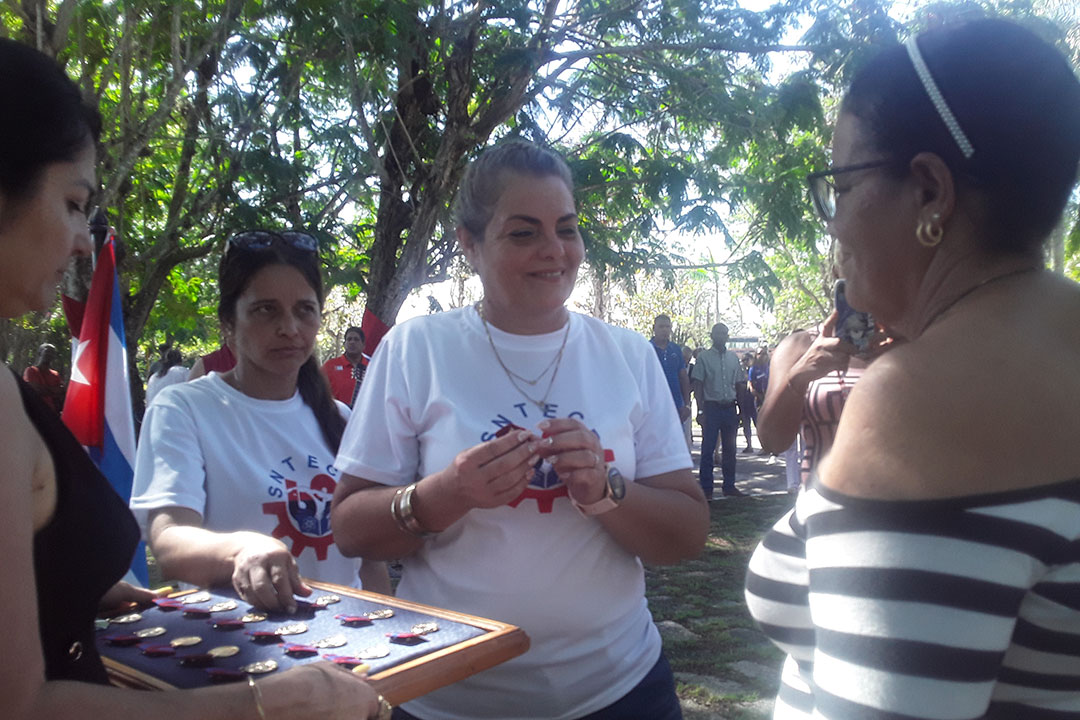 Imposición de condecoraciones a personalidades del deporte en Santa Clara.