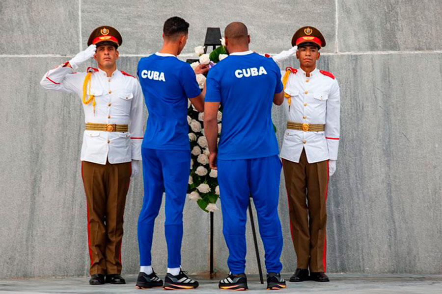 El luchador Gabriel Rosillo y el jabalinista paralímpico Ulises Aguilera depositaron una ofrenda floral en el monumento a José Martí.