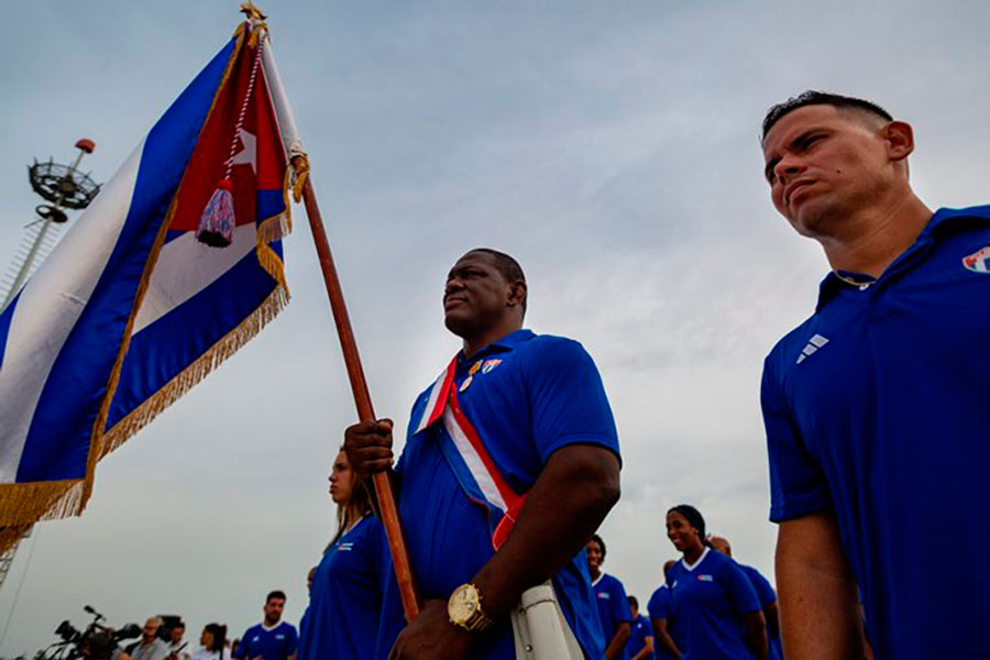 Mijaín López con la bandera de la delegación olímpica cubana.