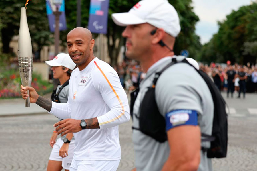 El exfutbolista Thierry Henry fue el primero en iniciar el recorrido desde los Campos Elíseos.
