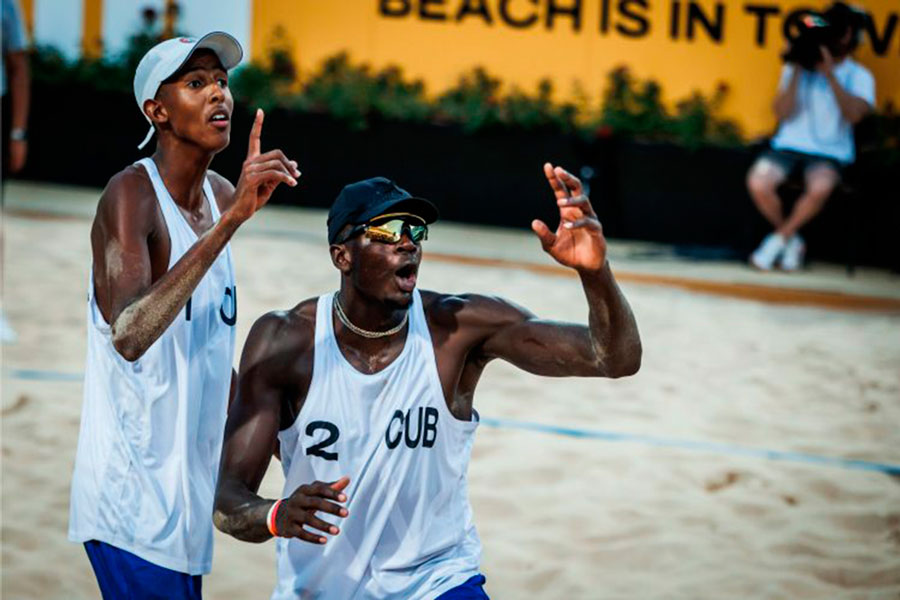 Jorge Luis Alayo (número 2) será el primero en competir por Villa Clara, en voleibol de playa.