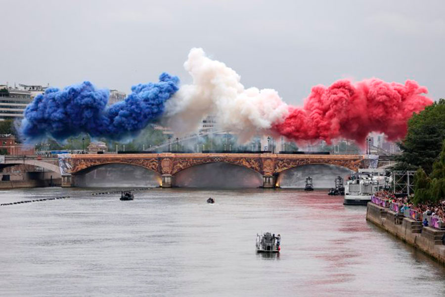Humo de los colores de la bandera de Francia.