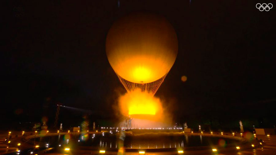Globo aerostático con el fuego olímpico en París 2024.
