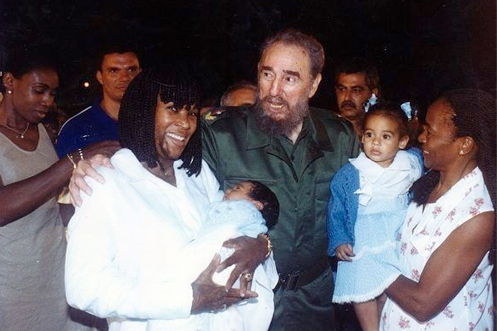 Ana Fidelia Quirós con sus hijos, junto a Fidel Castro.