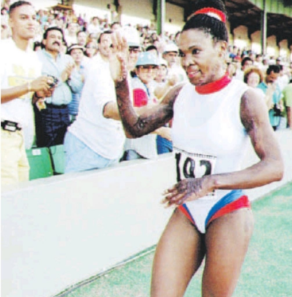 Ana Fidelia Quirós ovacionada en los Juegos Centroamericanos de Ponce, en 1993.
