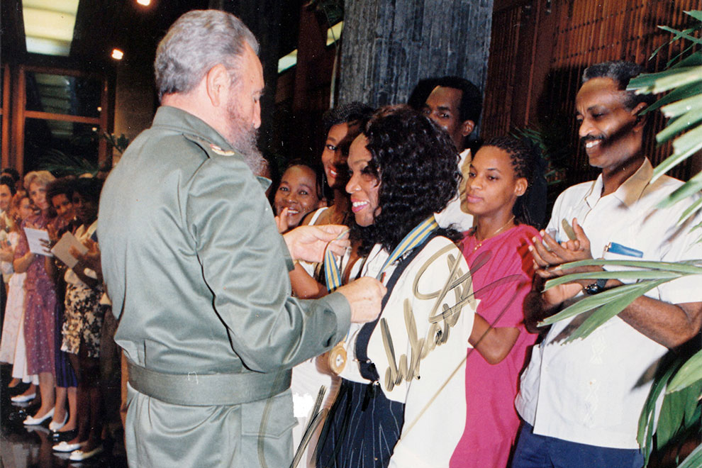 Fidel Castro Ruz condecora a la atleta Ana Fidelia Quirós.