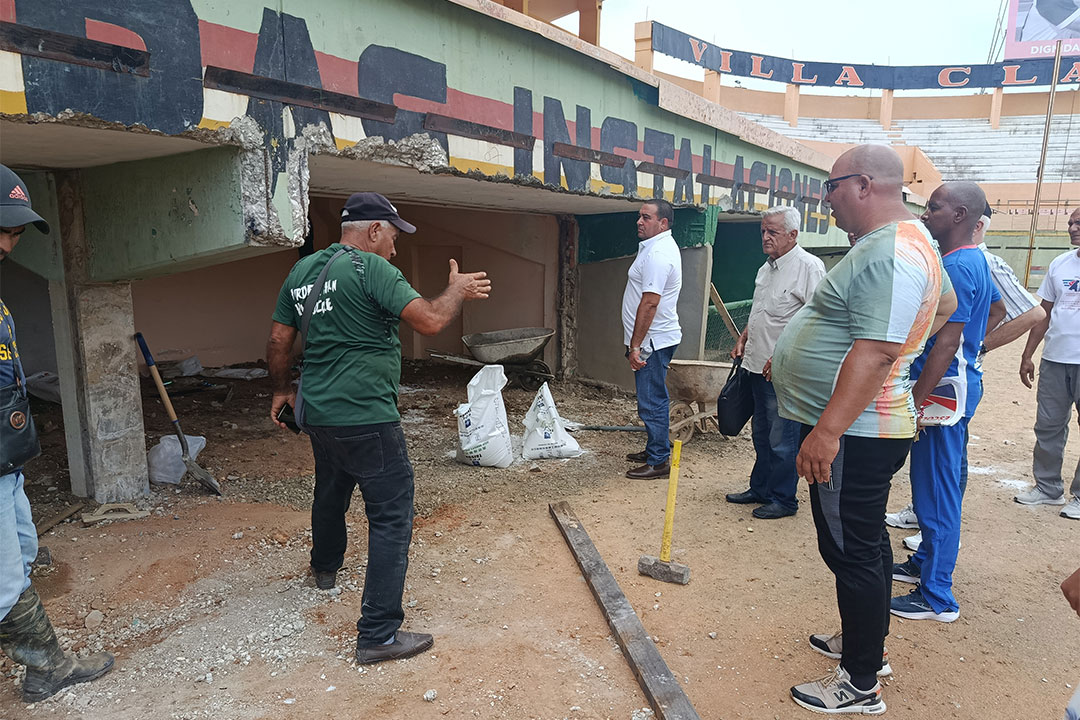 Recorrido de la dirección nacional del Inder por las obras del estadio Augusto César Sandino, de Santa Clara.