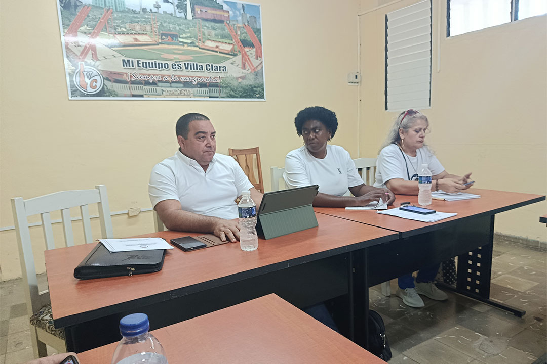 El vicepresidente del Inder, La Dirección Nacional del Inder, encabezada por su vicepresidente, Omar Venegas Echemendía, junto a las autoridades deportivas de la provincia, analizó las condiciones del inicio del curso en la enseñanza deportiva.