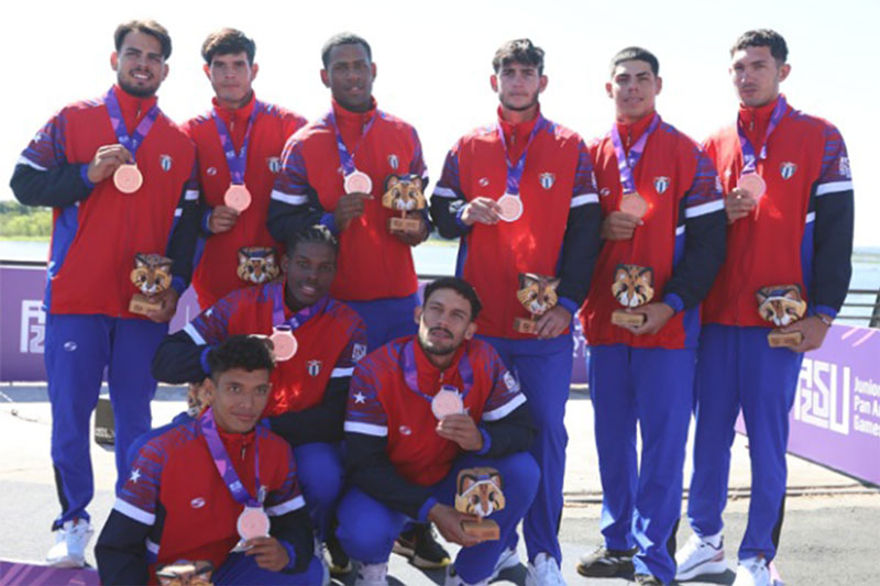 Remeros cubanos del 8 con timonel, medalla de bronce en los Juegos Panamericanos Junior.