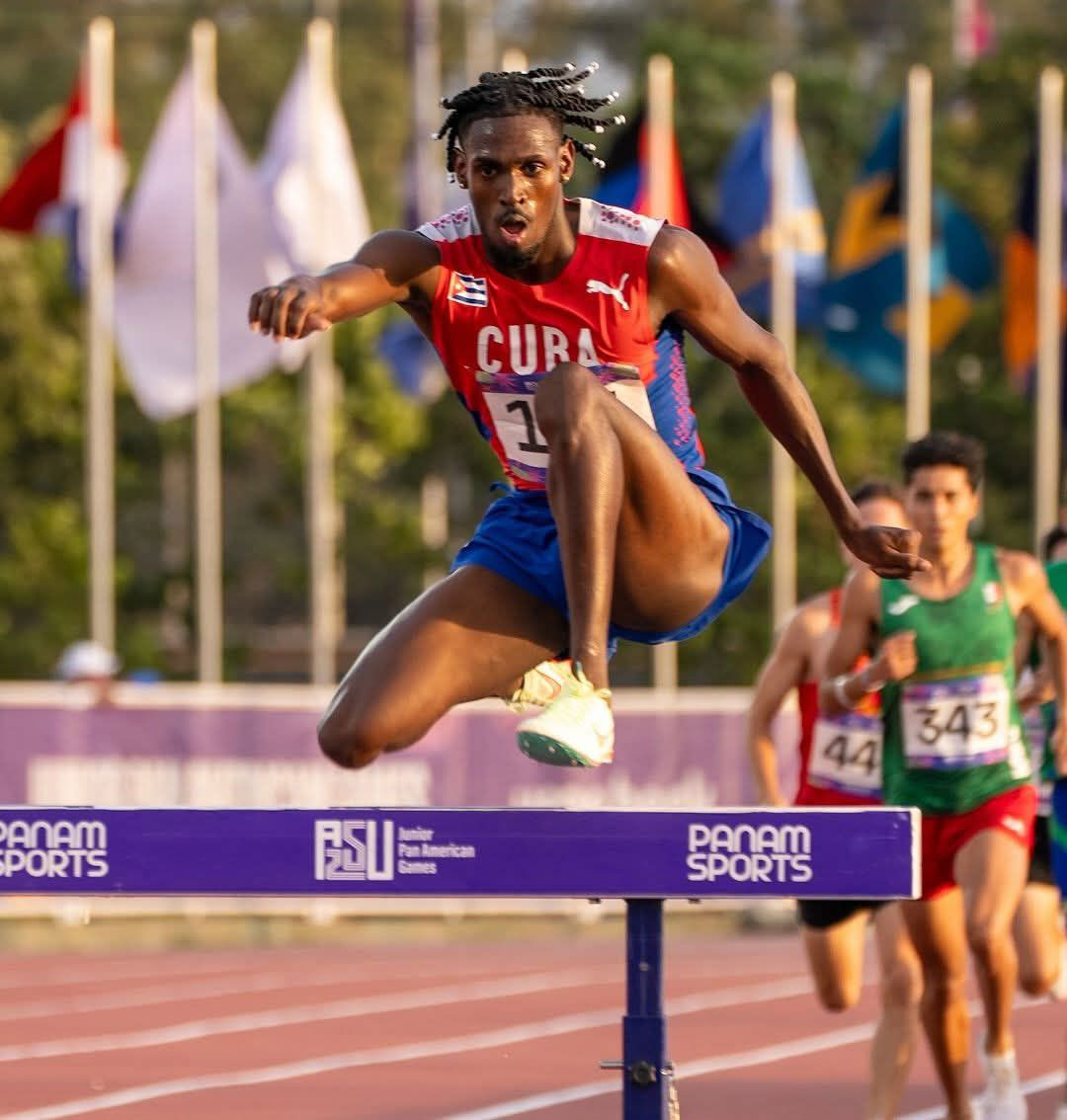 Oleysy Ferrer, oro de Cuba en los 3000 metros con obstáculos.
