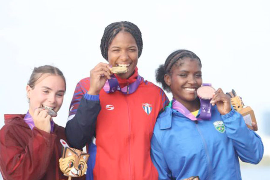 La canadiense Élizabeth Desrosiers (plata), la campeona Yisnoly López y la brasileña Lorrane Santos (bronce).