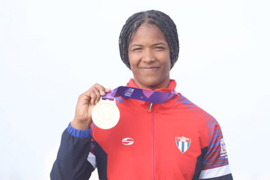 La canoísta cuban Yisnoly Francheska López Lamadrid, de Villa Clara, muestra el oro en el C1 200 metros.