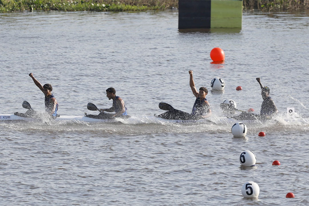 Los cubanos festejan la conquista de la medalla de plata en el K4 a 500 metros.
