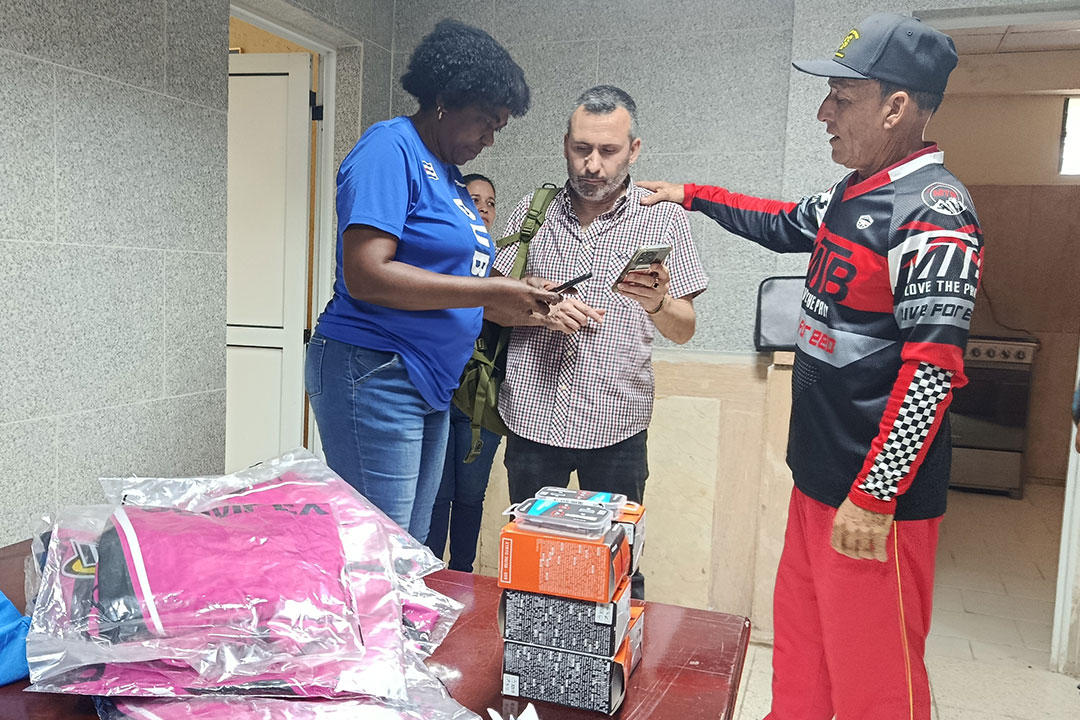 Mariela Fonseca Yanes, directora provincial de Deportes en Villa Clara, recibió la donación entregada por Xavier Barreda, presidente de la ONG Alkaria, de Barcelona, Cataluña. 