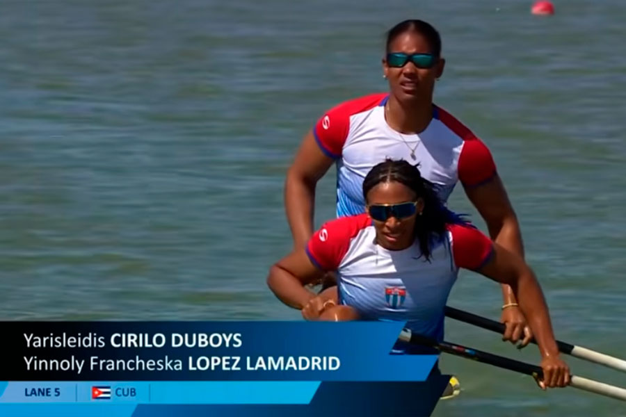 Canoístas cubanas, campeonas del C2 a 200 metros.