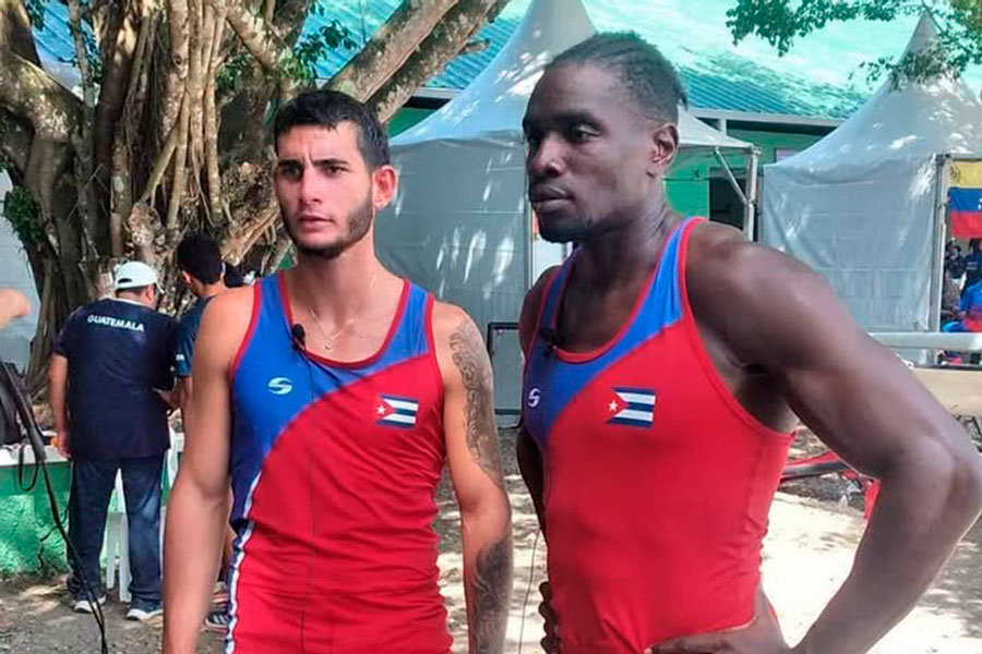 Pedro González (a la izquierda) y Reydi Cardona, plata en dos remos sin timonel en Santo Domingo 2026.
