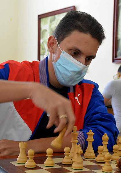GM Carlos Albornoz en el 58 Campeonato Nacional de Ajedrez, Villa Clara, 8 de marzo de 2022. Después del tropiezo inicial, el GM Carlos Arbonoz ha hecho 2.5 puntos de 3 posibles. (Foto: Ramón Barreras Valdés)