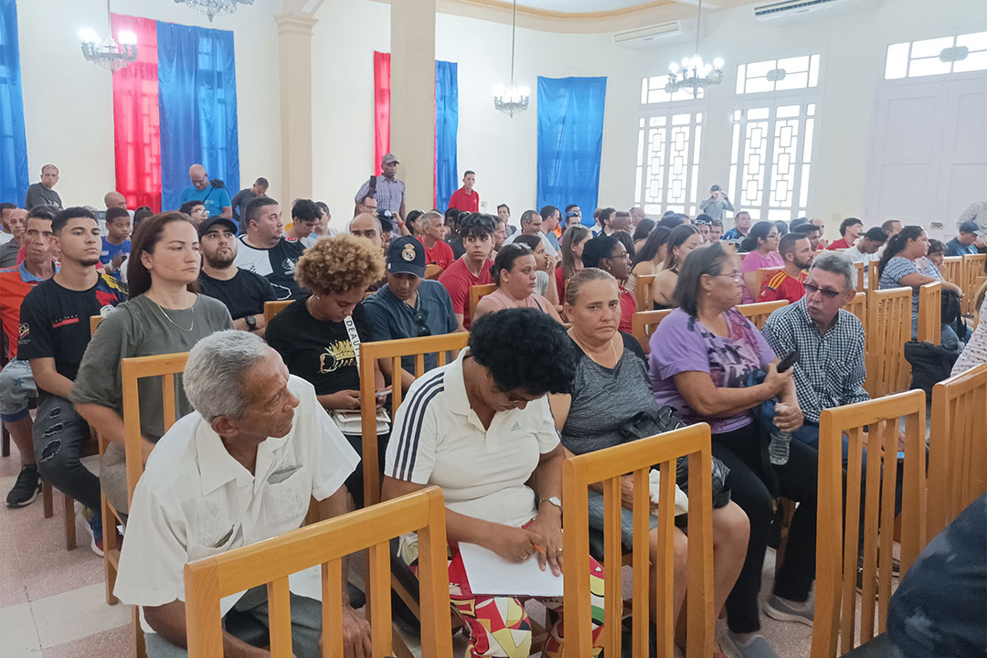 Público en la inauguración del torneo Guillermito García y Campeonato Femenino Centroamericano y del Caribe.