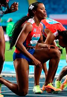 Lisneidy Veití­a, integrante del relevo cubano de 4x400.