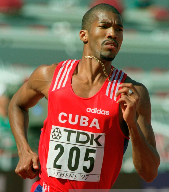 Norberto Téllez en la final de los 800 m planos en el Mundial de Atletismo de Atenas 1997.