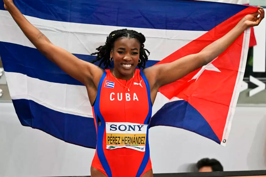 Leyanis Pérez celebra el oro en el mundial bajo techo de Torun 2026.