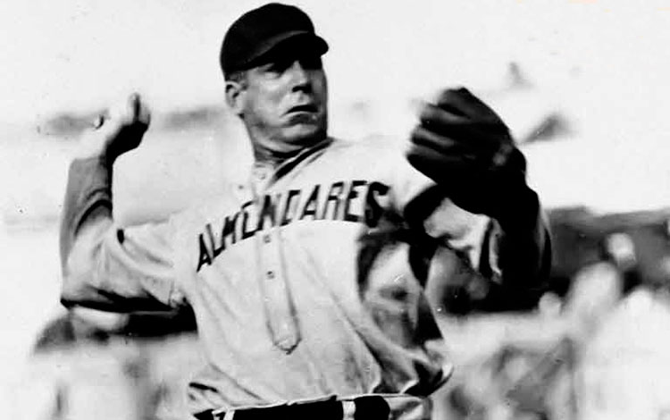 Adolfo Luque, pitcher cubano.